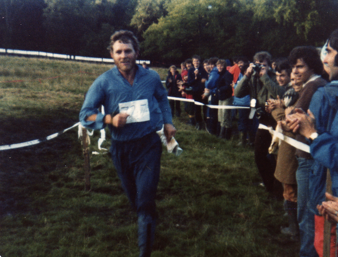 1980 Harvester, Lyme Park: SYO last leg runner Tony Farnell coming in to win the Trophy